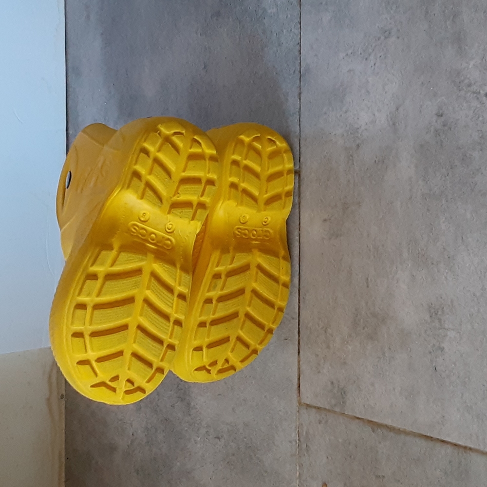 CROCS  SIZE  8 KIDS - Picture 5 of 5